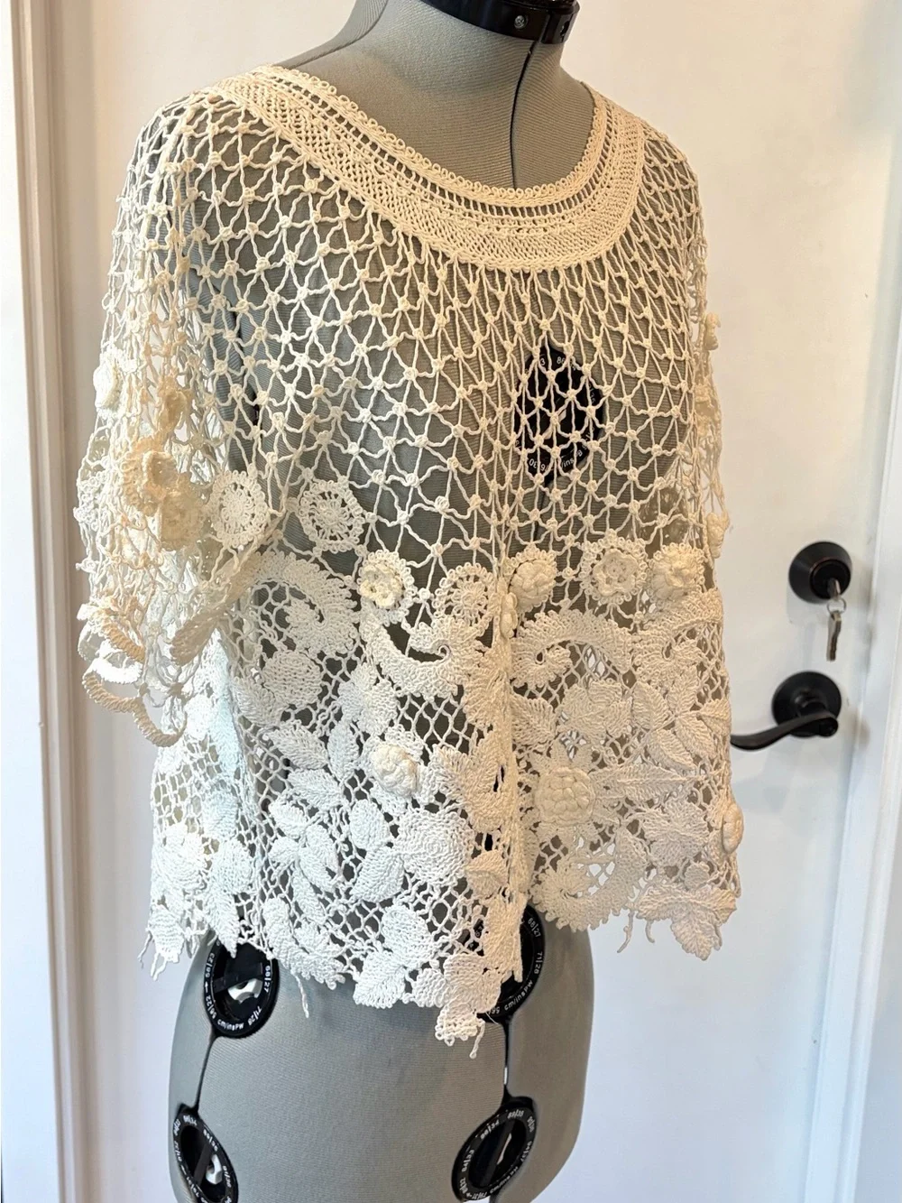 CHANEL VTG Spring ‘06 Lagerfeld Crochet Floral Lace Top, short sleeve, EUC, 40/8